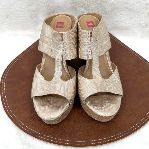 Elaine Turner Size 10 Champagne/Gold Snake Skin Style Wedges